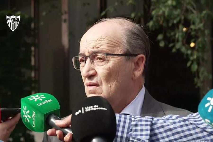 José Castro, à chegada a Eindhoven para o jogo PSV-Sevilha