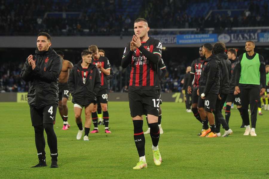 Milan feiert den Sieg mit den mitgereisten Fans