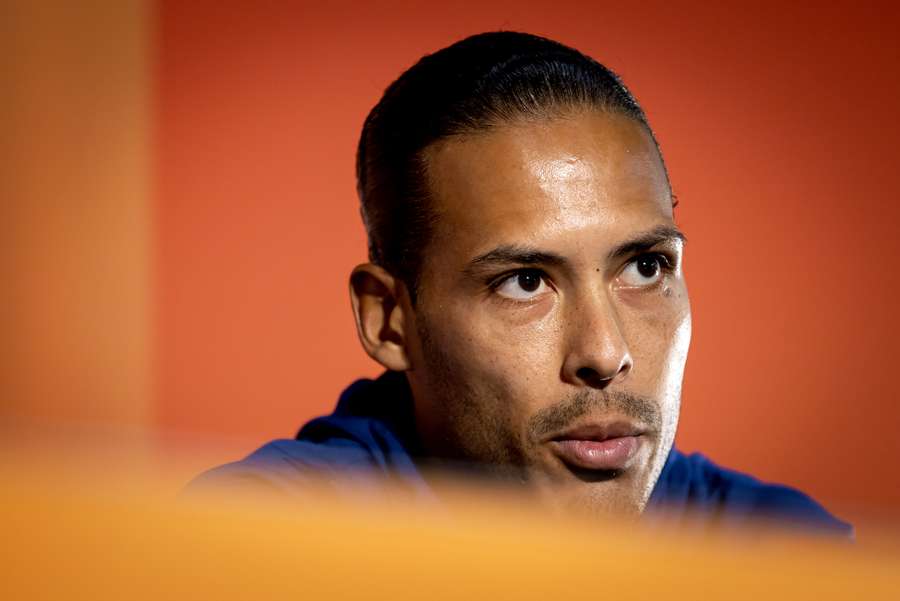 Van Dijk pleit voor minder duels in seizoen