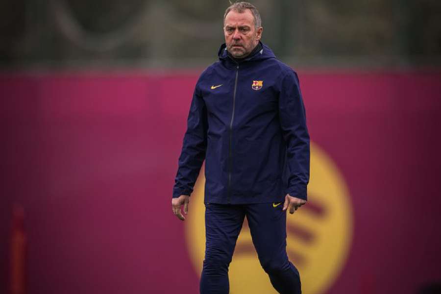 Flick, durante el último entrenamiento del Barça antes de medirse al Mallorca