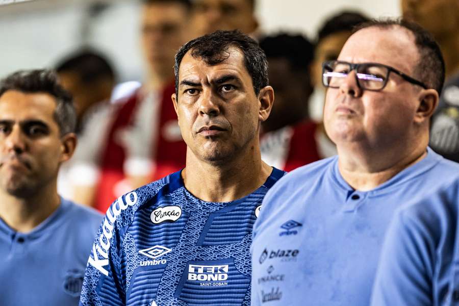 Fabio Carille e Marcelo Fernandes (à direita) passaram pelo comando técnico do Santos mais de uma vez desde a final da Libertadores em 2021 Fabio Carille e Marcelo Fernandes (à direita) passaram pelo comando técnico do Santos mais de uma vez desde a final da Libertadores em 2021