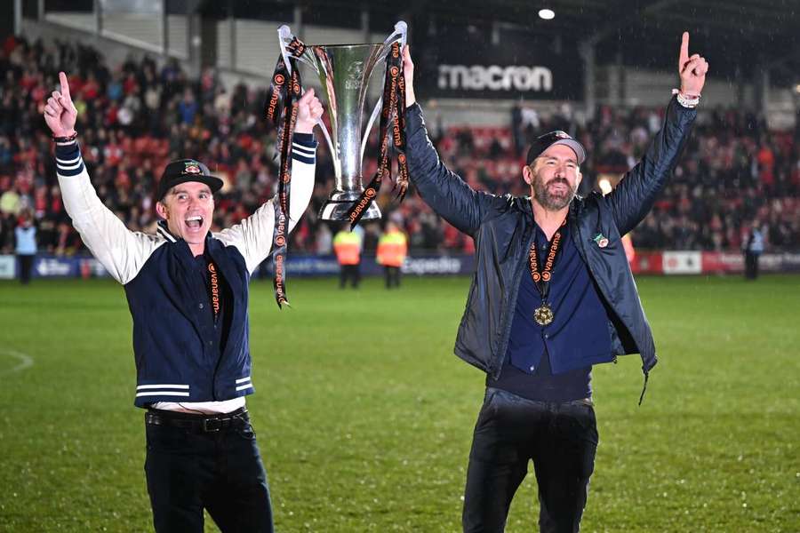 Rob e Ryan celebram primeira conquista como donos do Wrexham