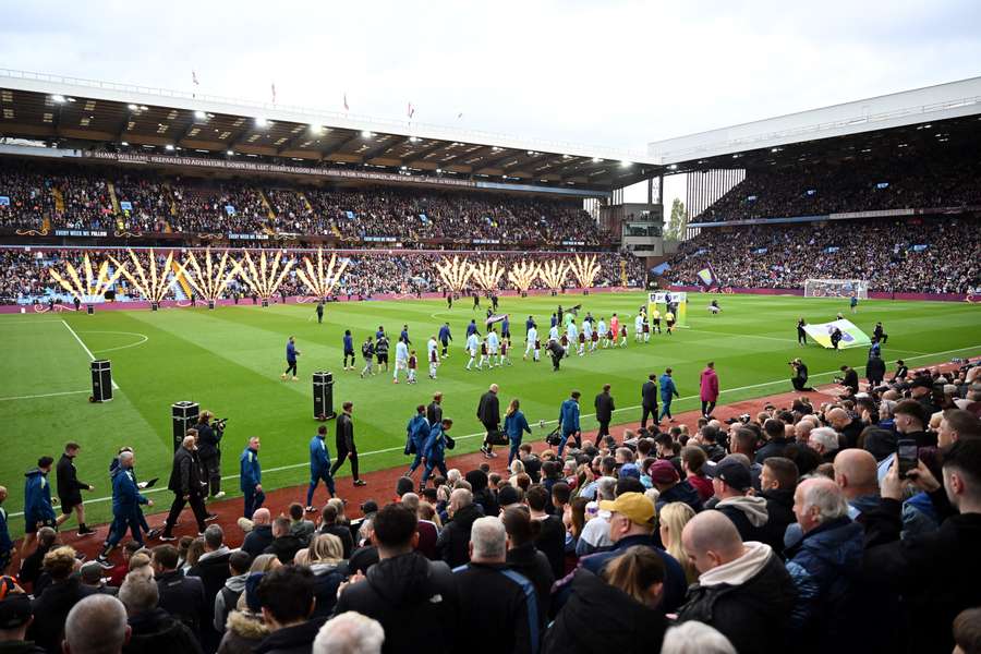 Governo inglês vai "fazer tudo" para que haja adeptos israelitas no Villa Park