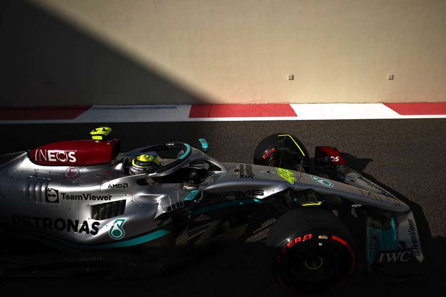 Mercedes voltou a conseguir os dois primeiros lugares da classificação, desta feita na sessão de treinos livres em Abu Dhabi