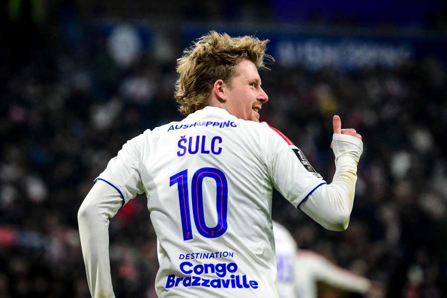 Leeds e Tottenham estão a observar o médio do Lyon