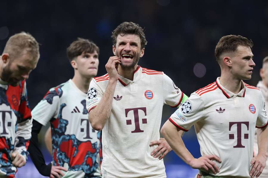 Thomas Müller (M.) kratzt sich am Kinn