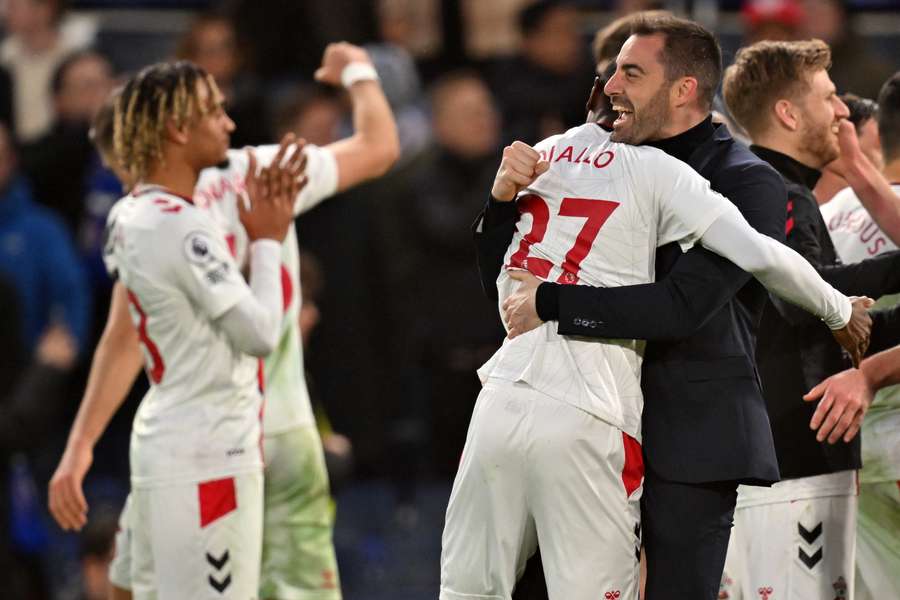 The Southampton players celebrate with interim manager Rubén Sellés