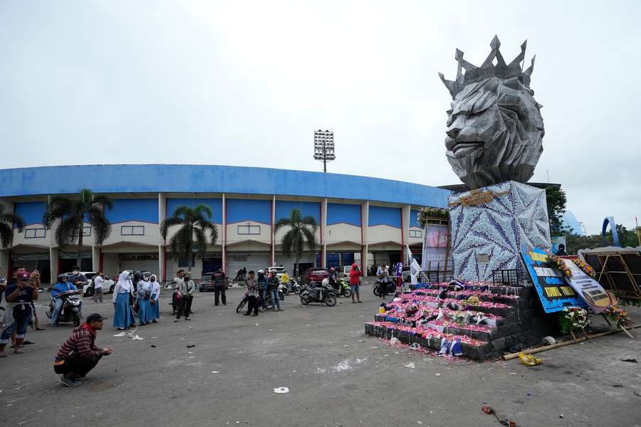 Torcedores do Arema FC rezam no Estádio Kanjuruhan, em Malang