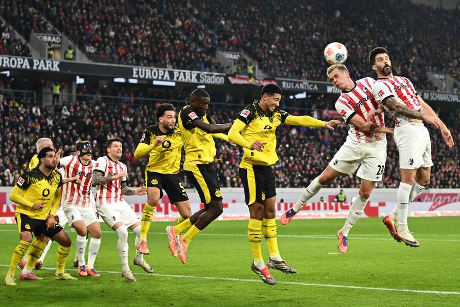 Zápas Freiburgu s Dortmundem vítěze nepoznal. Zápas Freiburgu s Dortmundem vítěze nepoznal.