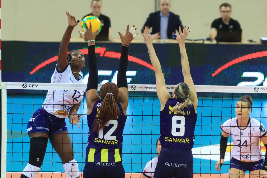 Dobry start i waleczna końcówka, ale Budowlane znów uległy Fenerbahce w Lidze Mistrzyń