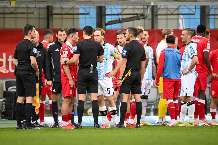 Ratlosigkeit bei den Spielern nach Affengeräuschen von den Rängen