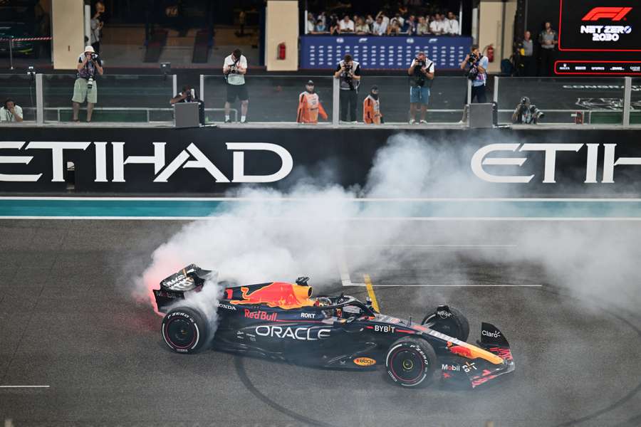 Max Verstappen performt beim Formel 1 GP Abu Dhabi 2023 einen Burnout