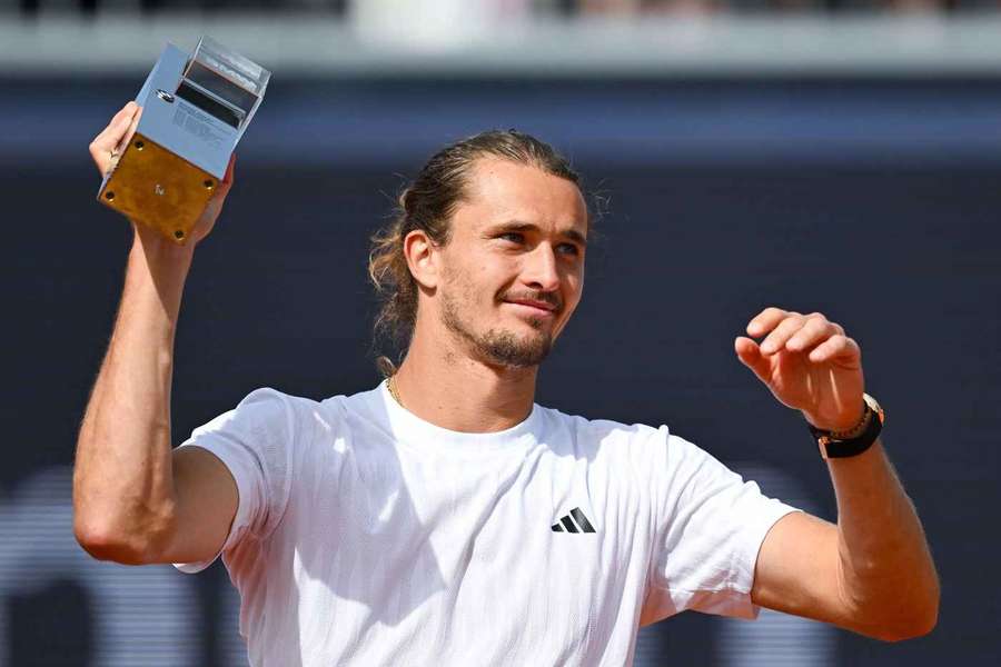 Zverev s trofejou pre víťaza turnaja.