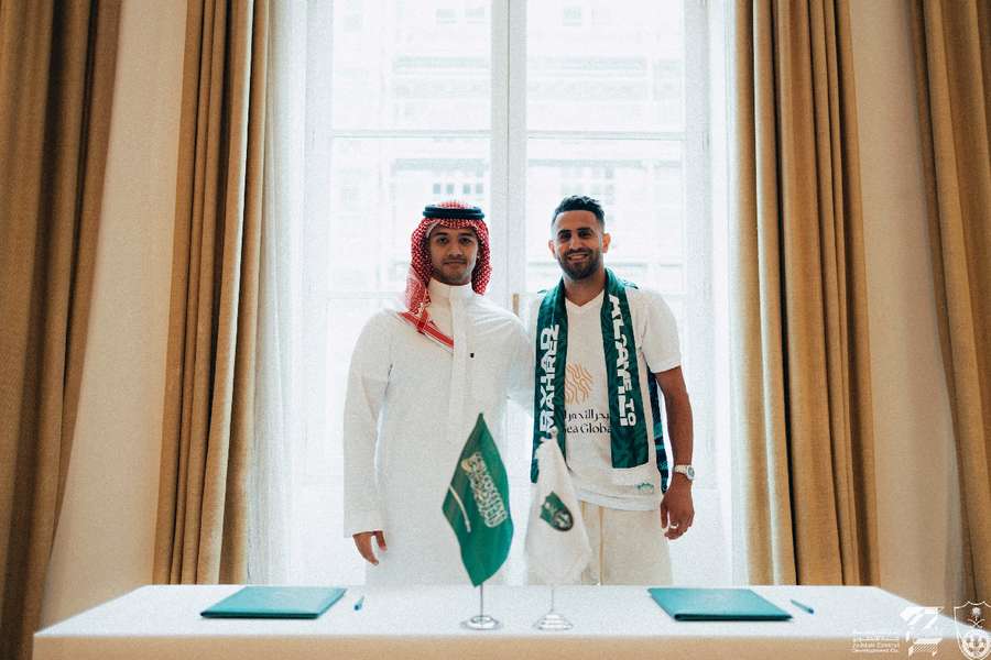 Mahrez assinou pelo Al Ahli neste verão