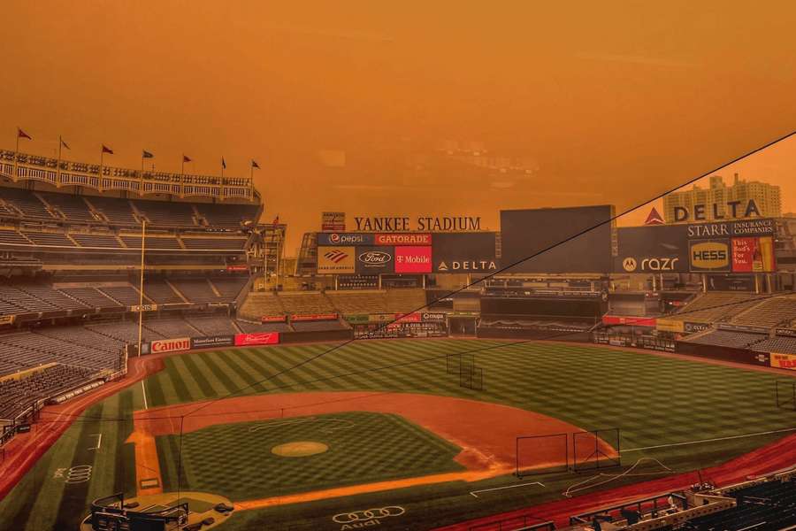 Yankee Stadium coberto por fumaça