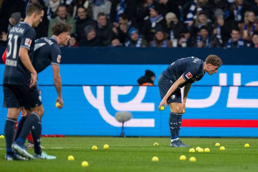 Tennisbälle im Fußball-Stadion: 2024 ein häufiger Anblick