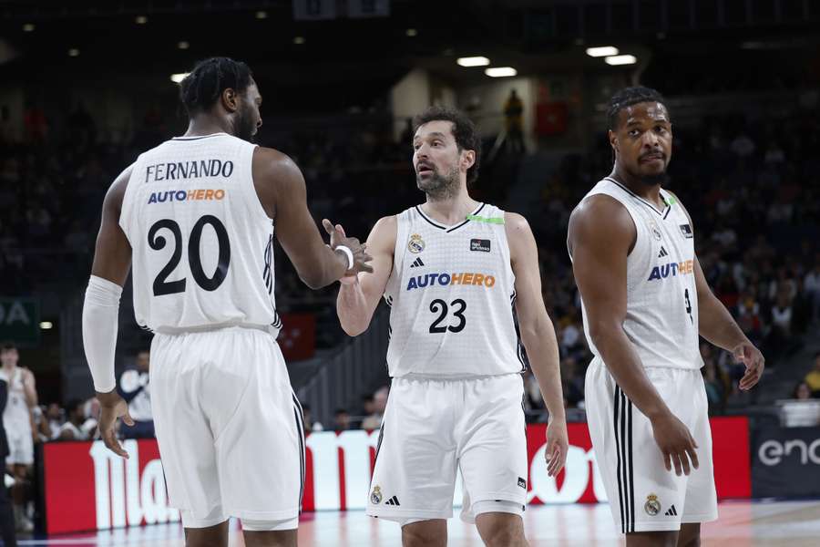 Sergio Llull celebra una canasta con Bruno Fernando, ante la mirada de Dennis Smith Jr.