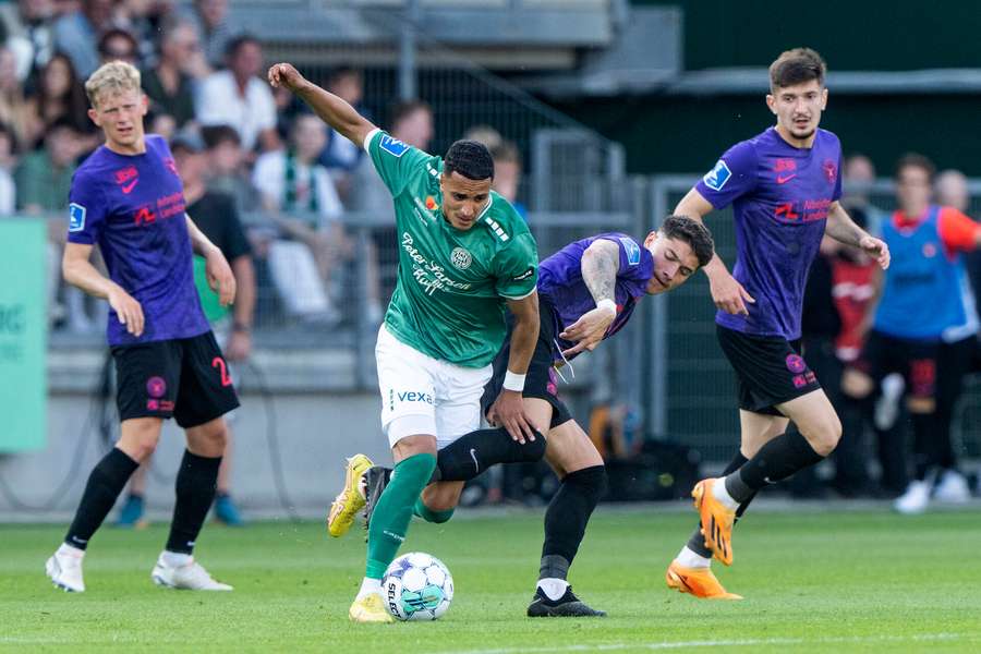 Viborgs Elias Achouri i kamp med FCMs Emiliano Martinez under play off kampen til Conference League mellem Viborg FF og FC Midtjylland