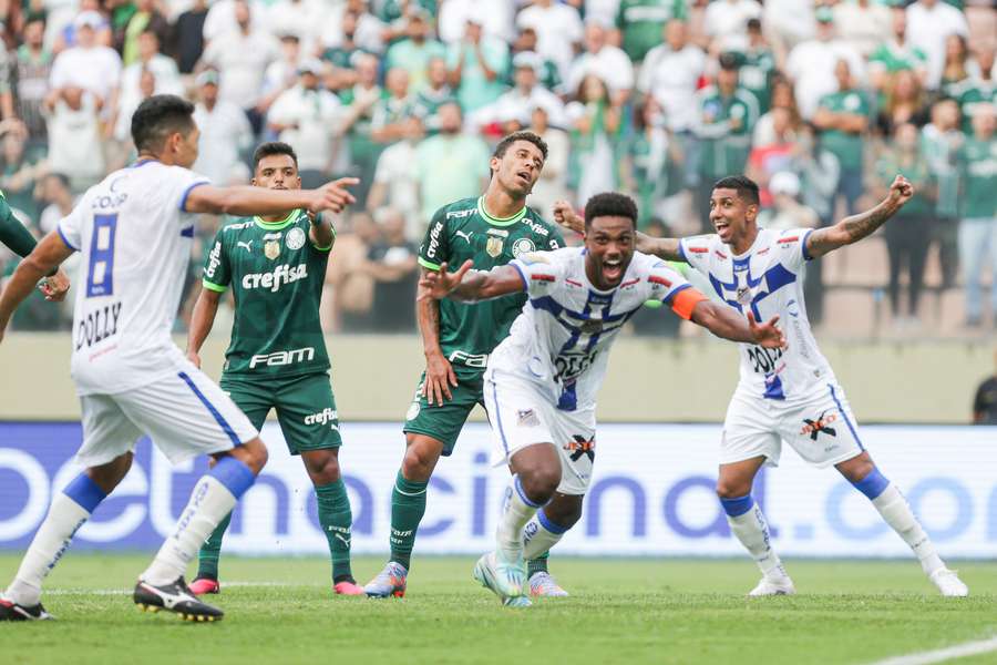 Bruno Mezenga foi o herói do Água Santa