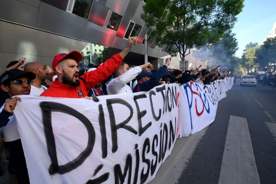 Decenas de ultras del PSG insultaron a algunos de los jugadores frente a las oficinas del club