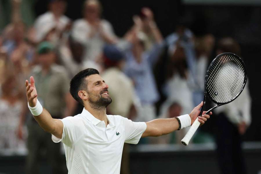 Novak Djoković świętuje awans do półfinału Wimbledonu. Novak Djoković świętuje awans do półfinału Wimbledonu.