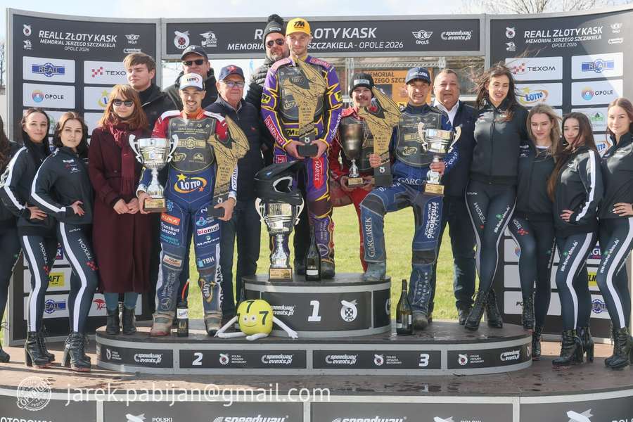 Zdjęcie pamiątkowe najlepszych uczestników Memoriału Szczakiela