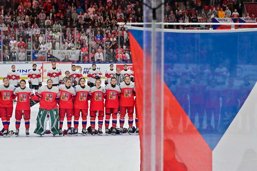 České hokejistky se v sobotním semifinále MS utkají s USA.