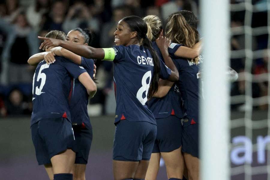 Les féminines du PSG en plein célébration.