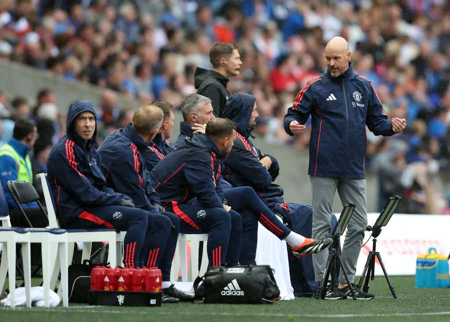 Ten Hag en el banquillo durante el amistoso del United contra el Rangers el sábado