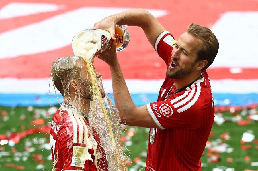 Bierdusche von Harry Kane für Konrad Laimer