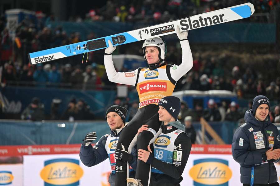 Dmoen Prevc slaví triumf na Turné čtyř můstků.