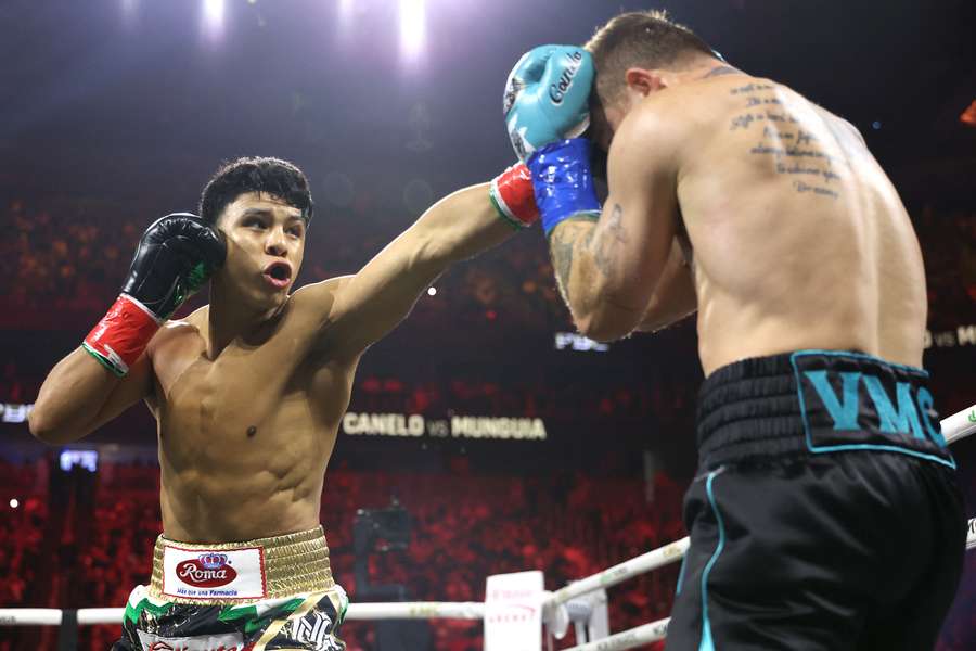 Munguia, à gauche, en mai dernier contre Alvarez.