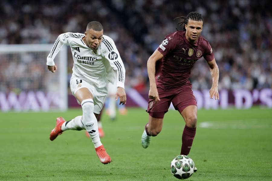 Mbappé, ante Nathan Aké en el Real Madrid-Manchester City de la pasada temporada Mbappé, ante Nathan Aké en el Real Madrid-Manchester City de la pasada temporada