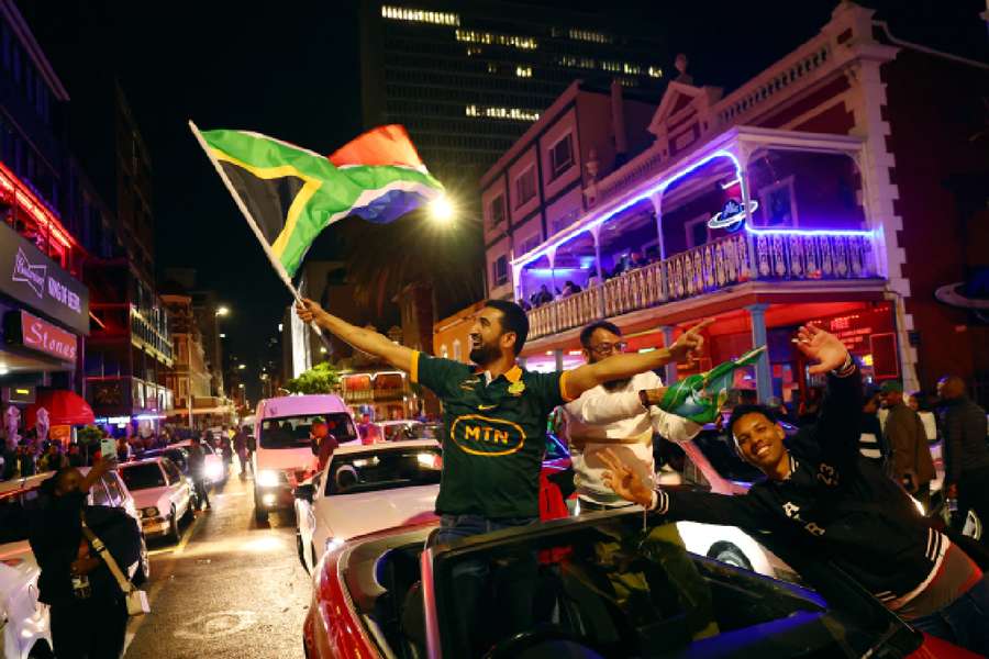 Fãs festejam na Cidade do Cabo após a vitória da África do Sul na final