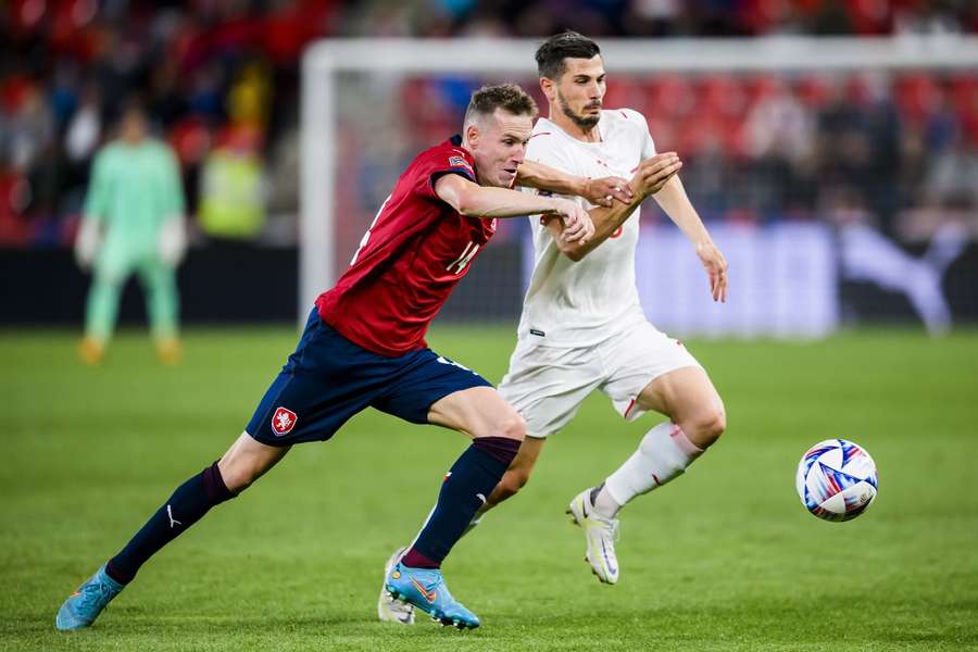 Jakub Jankto in 2022 in actie voor Tsjechië in de UEFA Nations League tegen Zwitserland