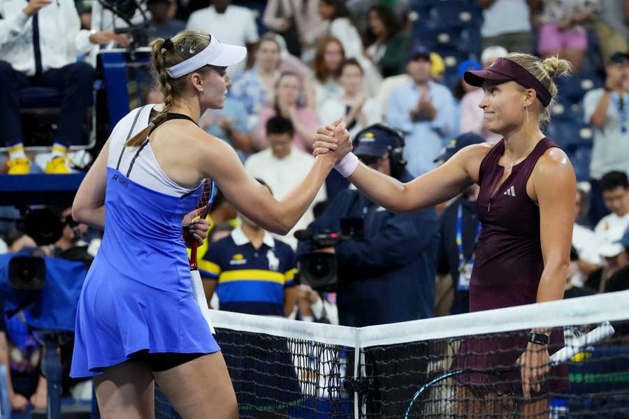 Elena Rybakina aperta a mão a Yuliia Starodubtseva Elena Rybakina aperta a mão a Yuliia Starodubtseva