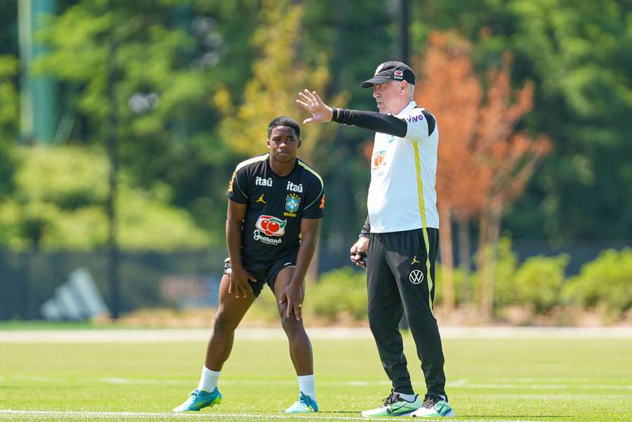 Endrick recebe instrução de Carlo Ancelotti em treino
