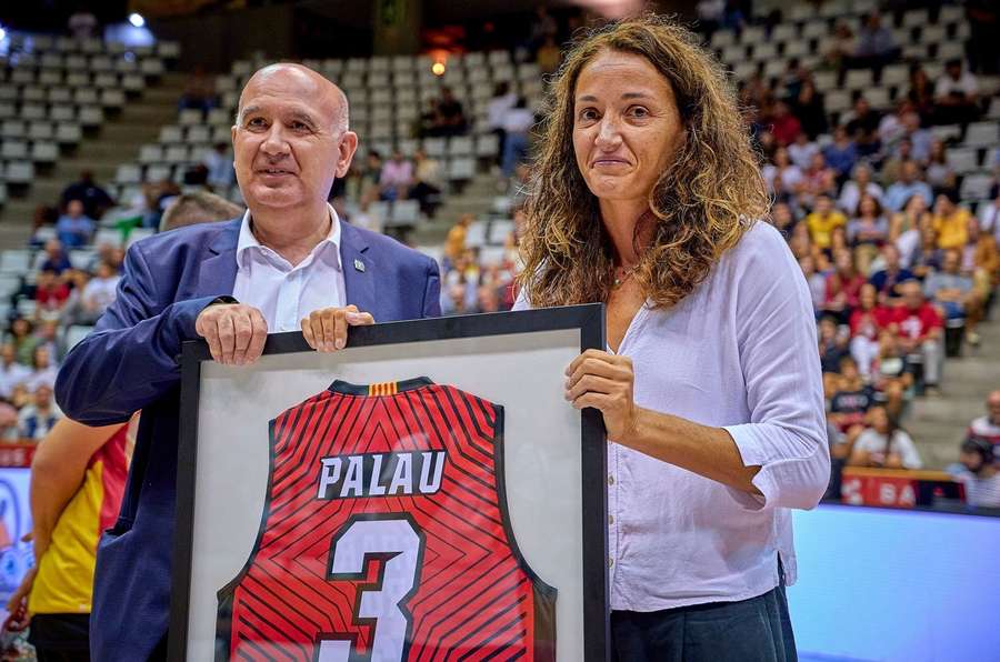 Laia Palau sostiene su camiseta durante el homenaje recibido en Fontajau.