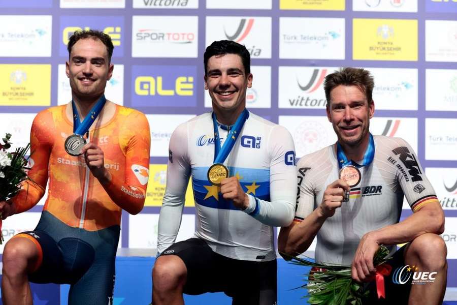 Iúri Leitão com a medalha de ouro do Campeonato da Europa de omnium