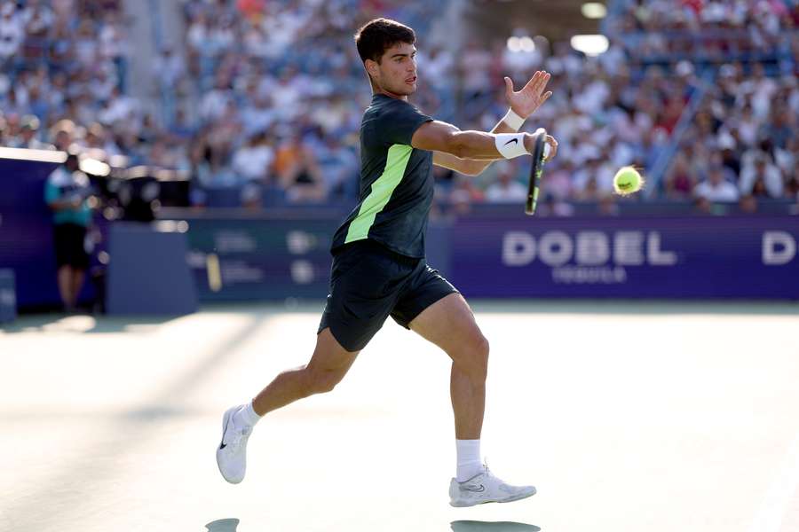 Alcaraz golpea su drive en la final de Cincinnati ante Djokovic