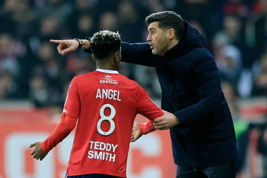 Angel Gomes blev behandlet på banen i over 30 minutter