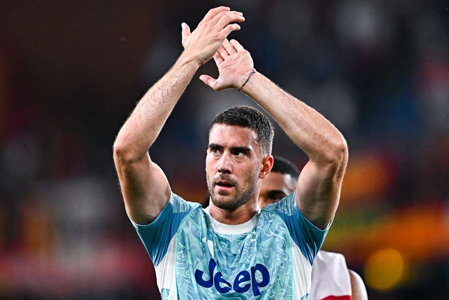 Dusan Vlahovic saluda a los aficionados de la Juventus tras su gol de la victoria ante Genoa