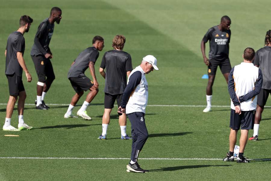 Ancelotti supervise l'entraînement de ses joueurs.