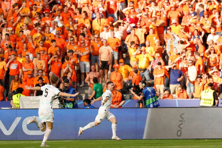 La afición de la Oranje, siempre animosa y bulliciosa, tuvo que ver a los austríacos celebrar más goles