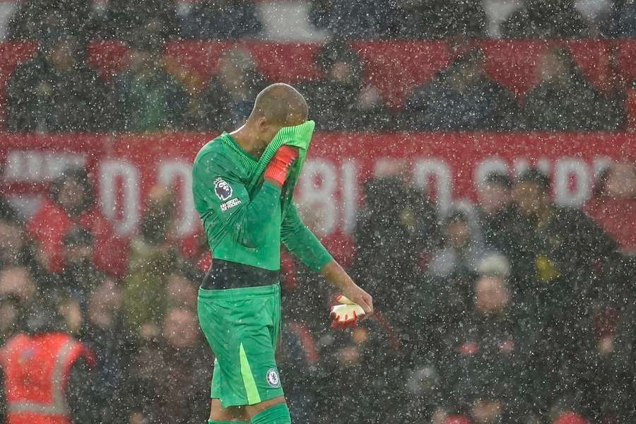 Le gardien de Chelsea, Robert Sanchez, entre dans l’histoire malgré lui avec un carton rouge précoce face à Manchester United