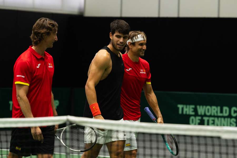 Alcaraz, de negro, entre Ferrero y Ferrer