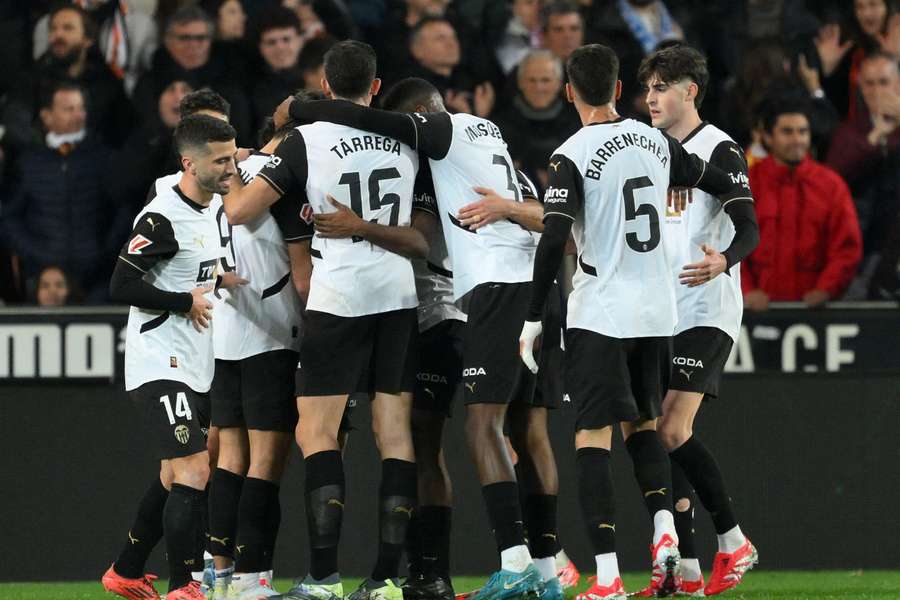 Los jugadores del Valencia celebran el gol de Hugo Duro