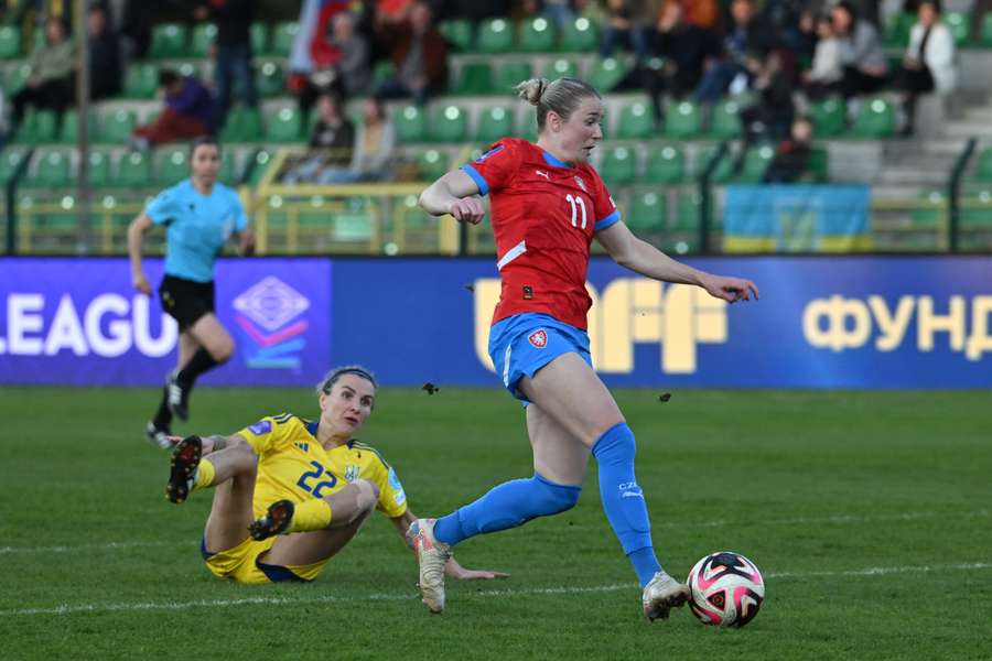 Tereza Krejčiříková uniká Olze Basanské v zápase Česka s Ukrajinou.