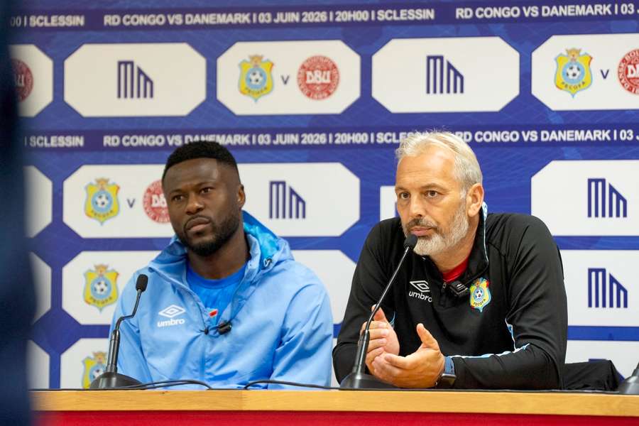 Kongos Coach Sébastien Desabre (r.) und Chancel Mbemba auf einer Pressekonferenz in Lüttich