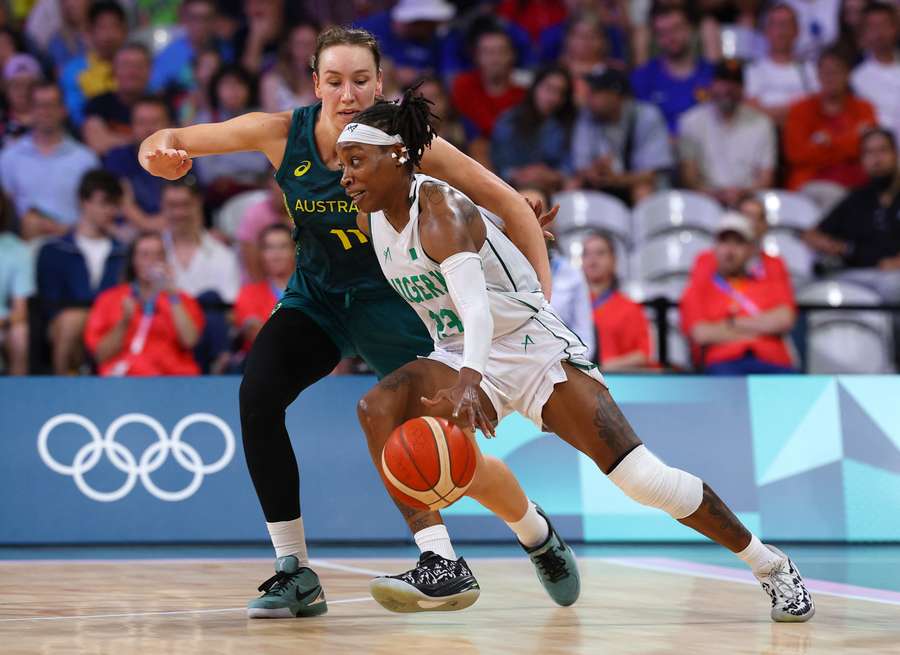 Ezinne Kalu van Nigeria in actie tegen Alanna Smith van Australië